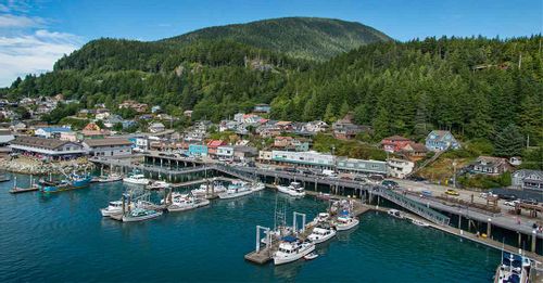 Cruise Ketchikan Fishing town, Glacier Bay and see the mountains in Alaska Luxury Cruisetour