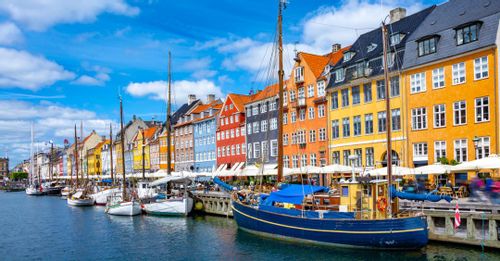 Walk along Nyhavn