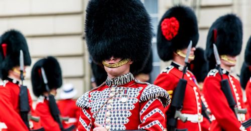 See Changing of the Guards at Buckingham Palace